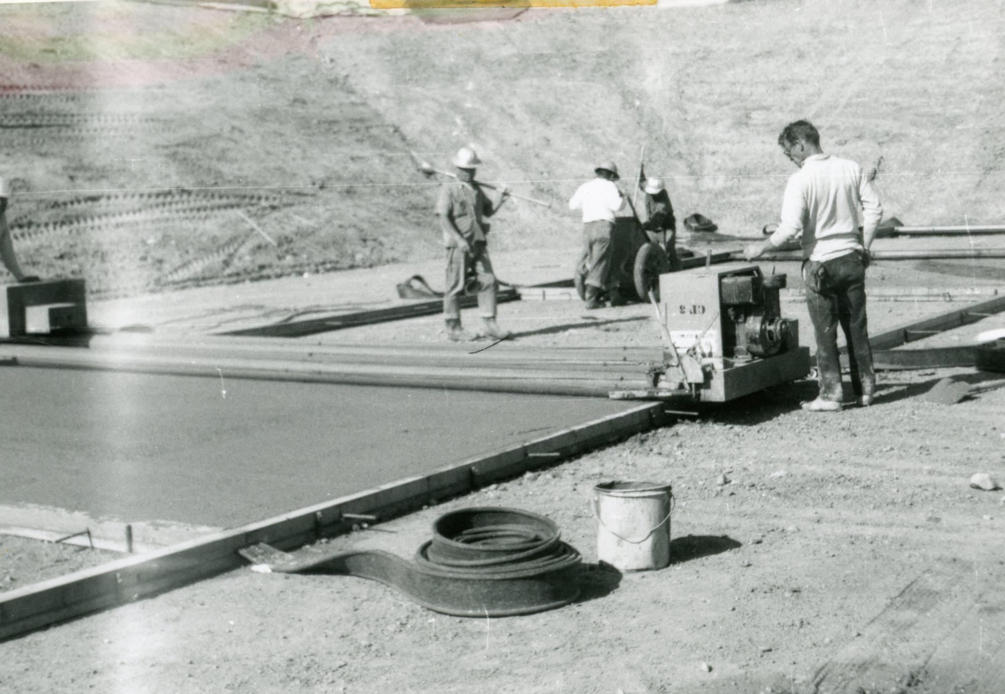 哥伦拜恩历史图片1 -工人铺设水泥的黑白照片