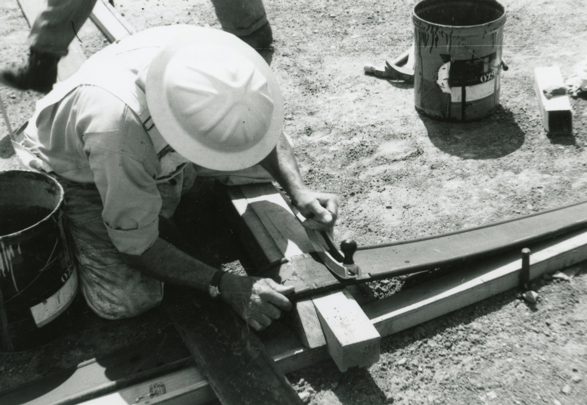 哥伦拜恩历史图片3 -黑白照片的工人切割材料