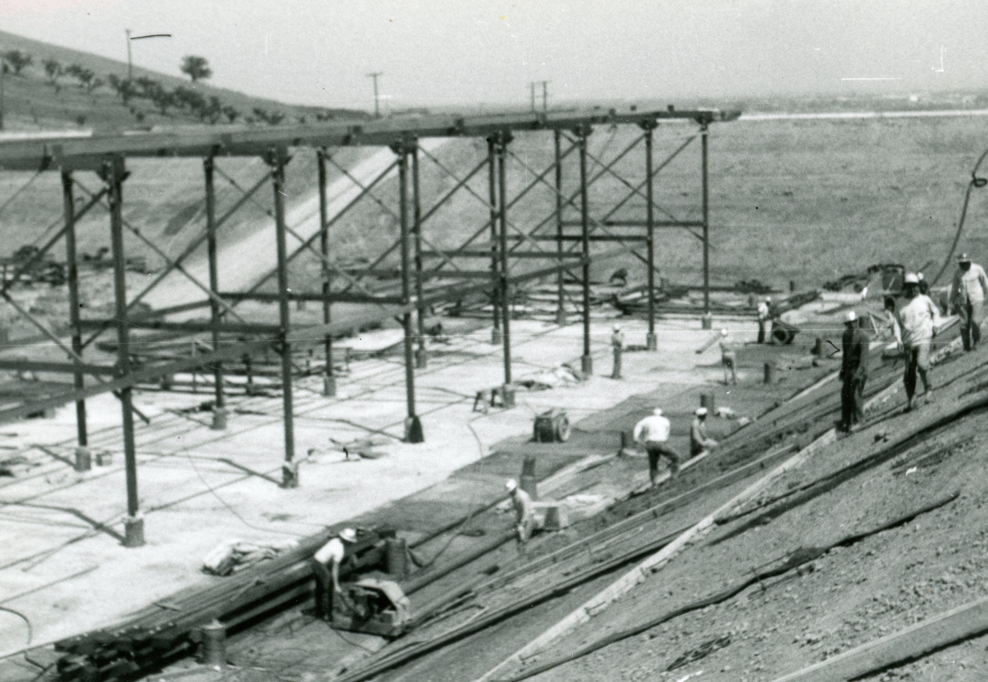 哥伦拜恩历史图片5 -黑白照片的工人建设