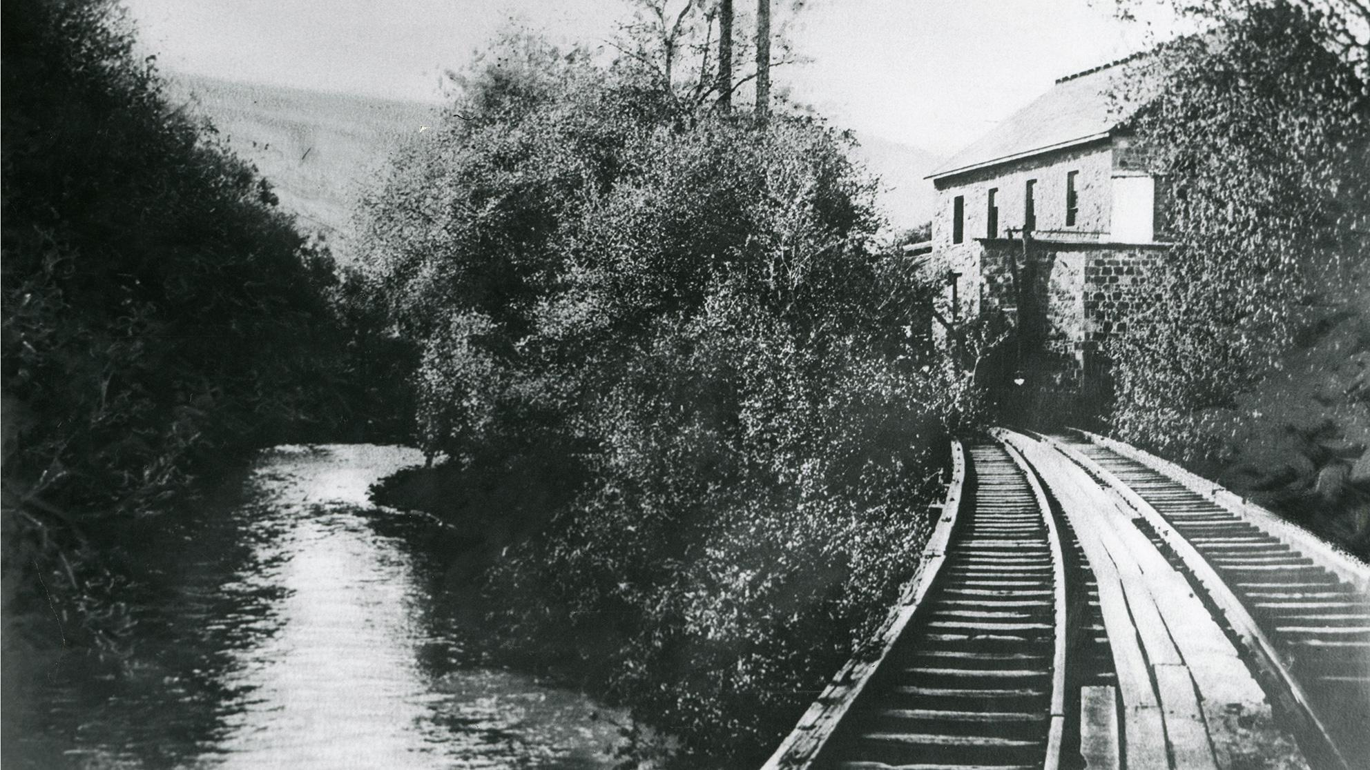 沿河火车轨道的黑白档案照片